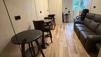 Slaapzaal | Woonruimte | Een 72-inch ledtelevisie met digitale zenders