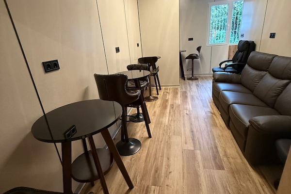 Dormitório compartilhado luxo | Área de estar | TV LED 72 polegadas com canais digitais