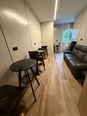 Dormitorio compartido Deluxe | Área de sala de estar | Televisión LED de 72 pulgadas con canales digitales 