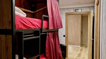 Dormitorio compartido Deluxe | Ropa de cama hipoalergénica, decoración personalizada y escritorio