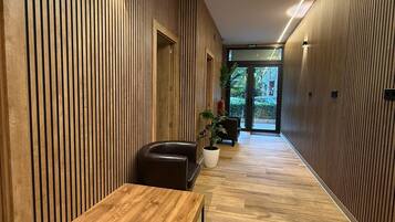 Slaapzaal | Woonruimte | Een 72-inch ledtelevisie met digitale zenders