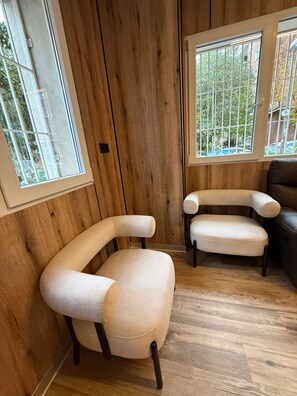 Dormitorio compartido Deluxe | Área de sala de estar | Televisión LED de 72 pulgadas con canales digitales 