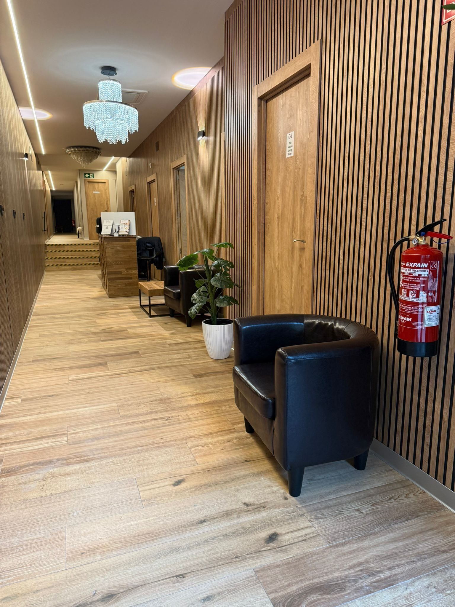 デラックス 共同ドミトリー | リビング エリア | 72 インチのLED テレビ (デジタル放送視聴可)