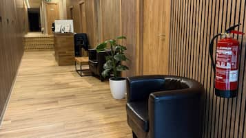 Gemeinsamer Deluxe-Schlafsaal | Wohnbereich | 72-Zoll-LED-Fernseher mit Digitalempfang