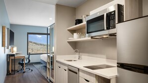 Una cocina moderna con lavavajillas, microondas y refrigerador.
