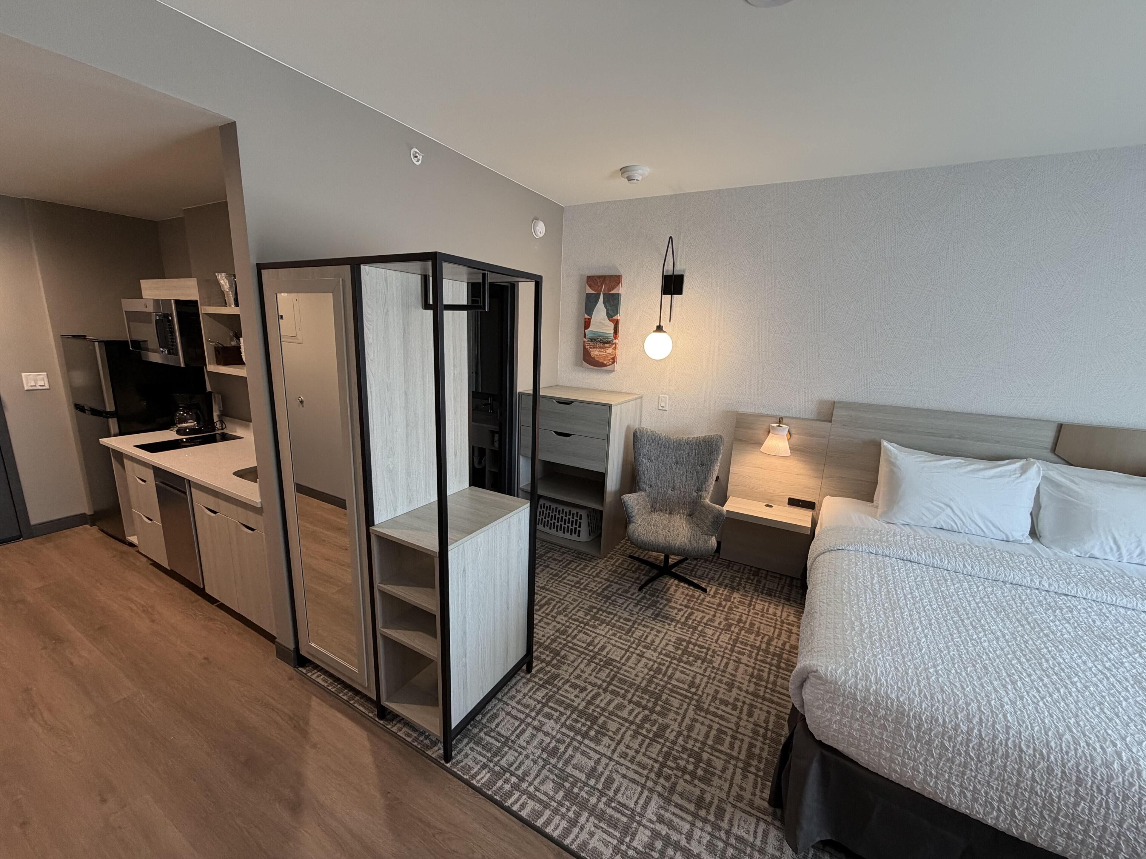 Standard Room, 1 King Bed, Non Smoking, Kitchenette | Iron/ironing board