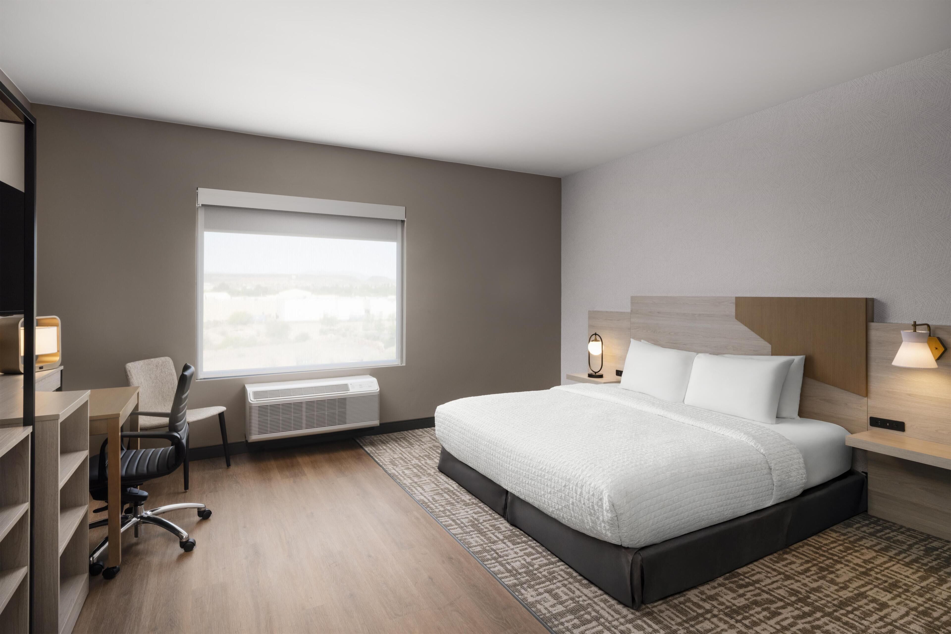 Habitación estándar, 1 cama King size, cocineta | Tabla de planchar con plancha 