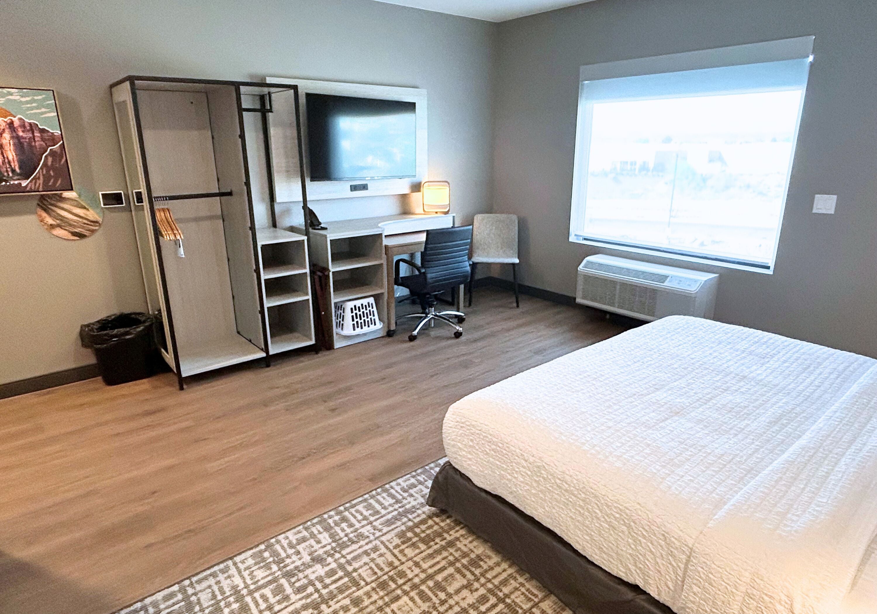 Standard Room, 1 King Bed, Kitchenette | Iron/ironing board