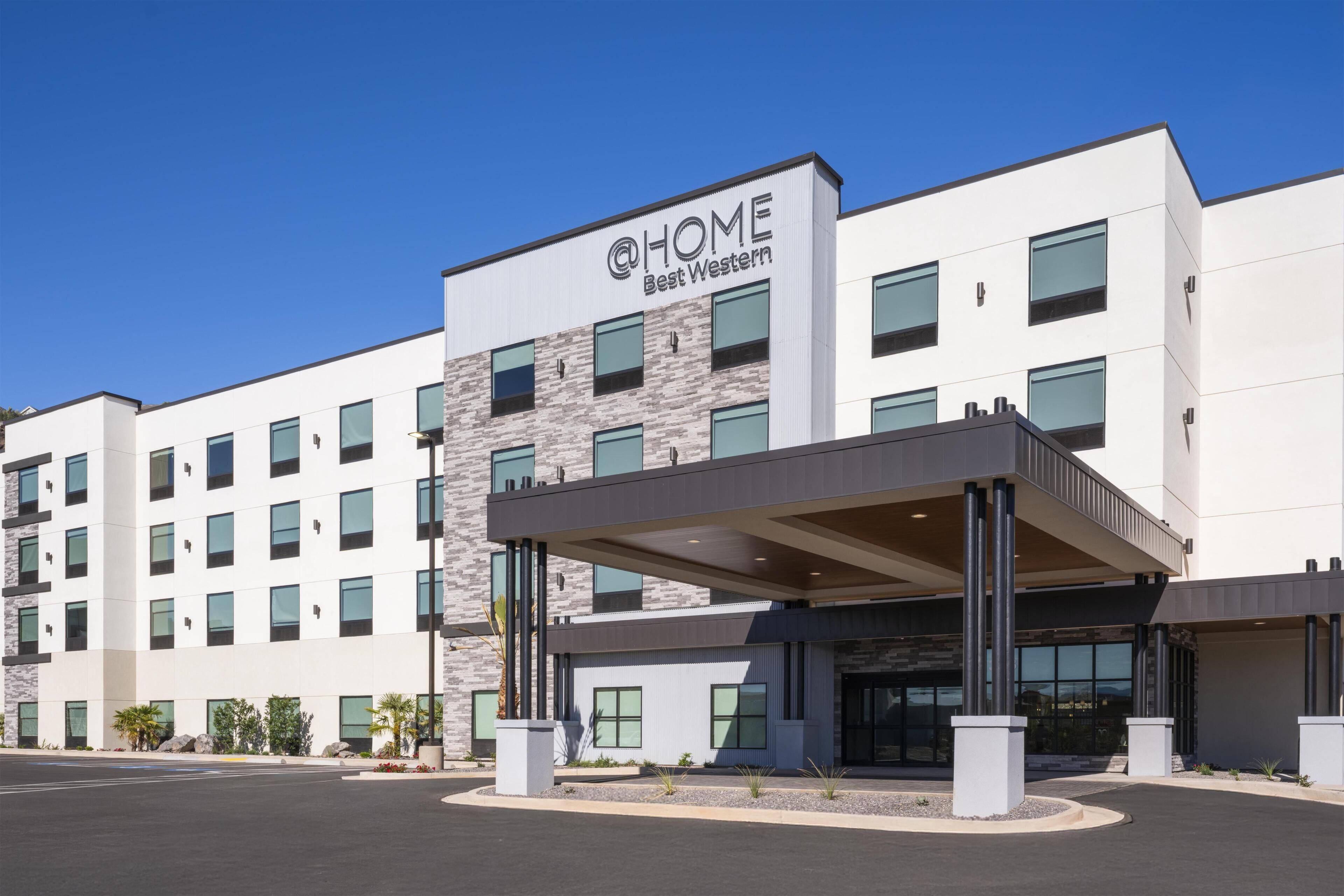Un moderno edificio de hotel con un letrero que dice 'HOME Best Western'.