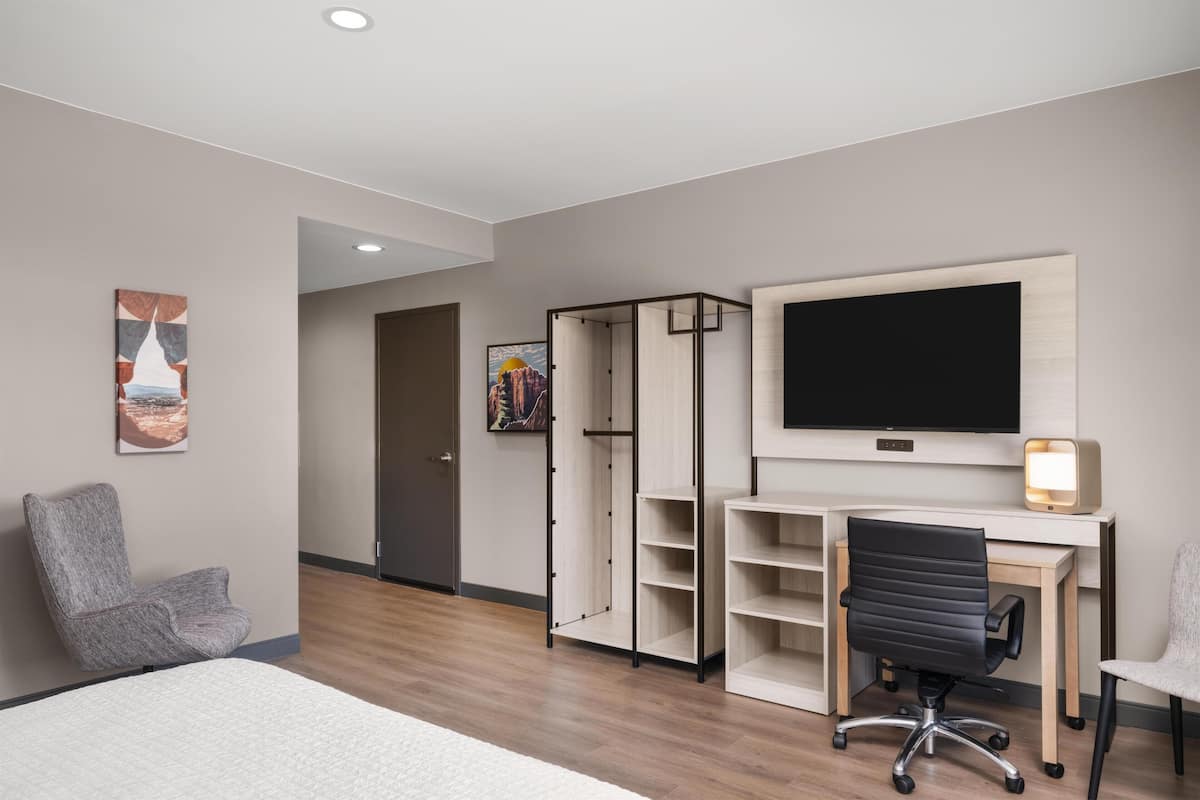 Standard Room, 1 King Bed, Kitchenette | Individually furnished, desk, laptop workspace, blackout drapes