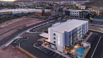 Un hôtel doté d’une piscine, d’un parking et offrant une vue sur le paysage urbain environnant.