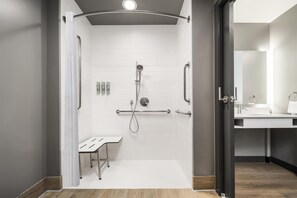 Standaard kamer, 1 kingsize bed, kitchenette | Badkamer | Een haardroger, handdoeken, zeep, shampoo