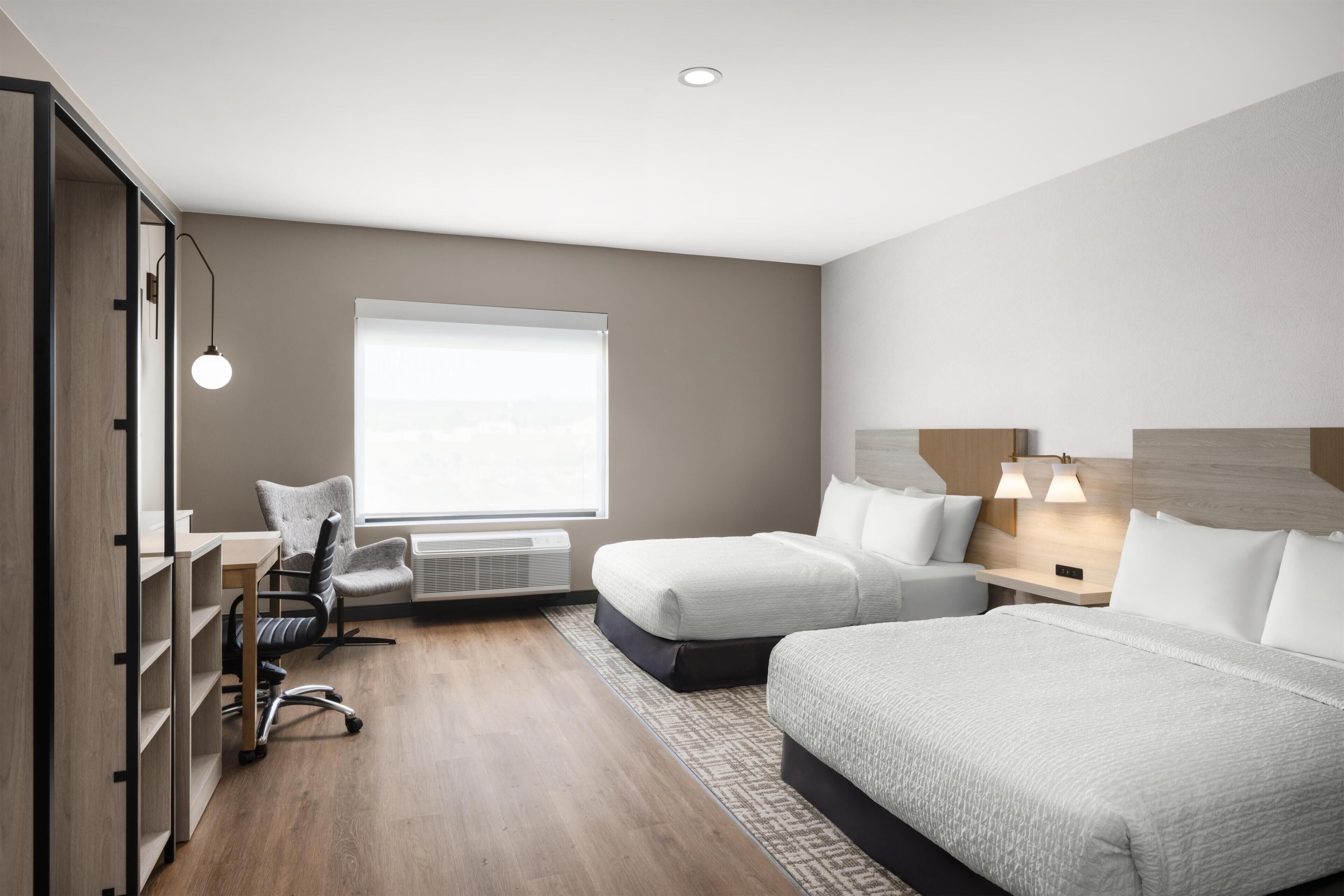 Habitación estándar, 2 camas Queen size, cocineta | Tabla de planchar con plancha 