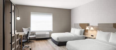Una habitación de hotel con cama, escritorio, silla, ventana y lámpara.