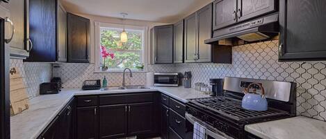 Jääkaappi, mikroaaltouuni, liesi, astianpesukone