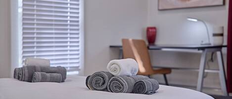 2 Schlafzimmer, Schreibtisch, Bügeleisen/Bügelbrett, WLAN