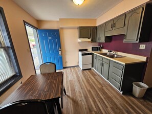 Suite | Private kitchen - Travelers Inn and Suites (Paducah)