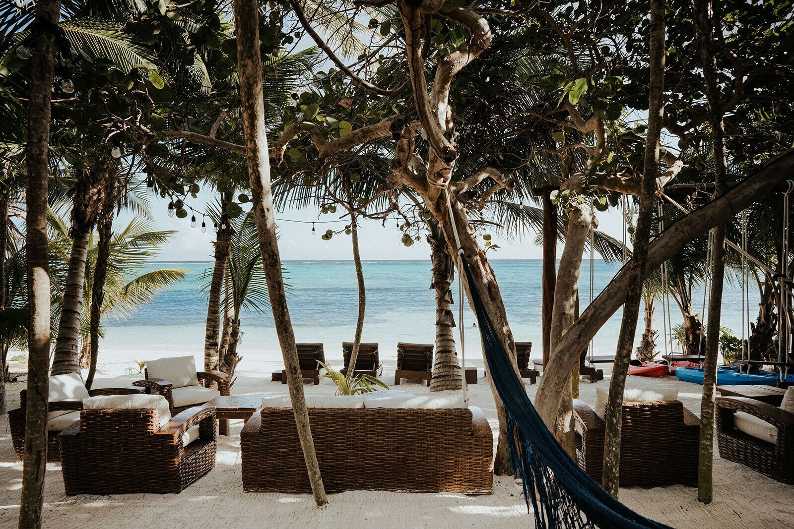 På stranden, liggestole, badehåndklæder