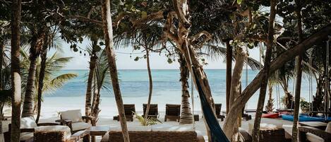 Sur la plage, chaise longue, serviettes de plage