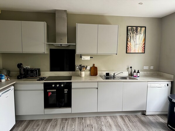 Refrigerador, microondas, horno, placa de cocina