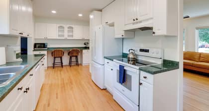 Home 8 Mi to Dtwn Minneapolis! Pet-Friendly Yard