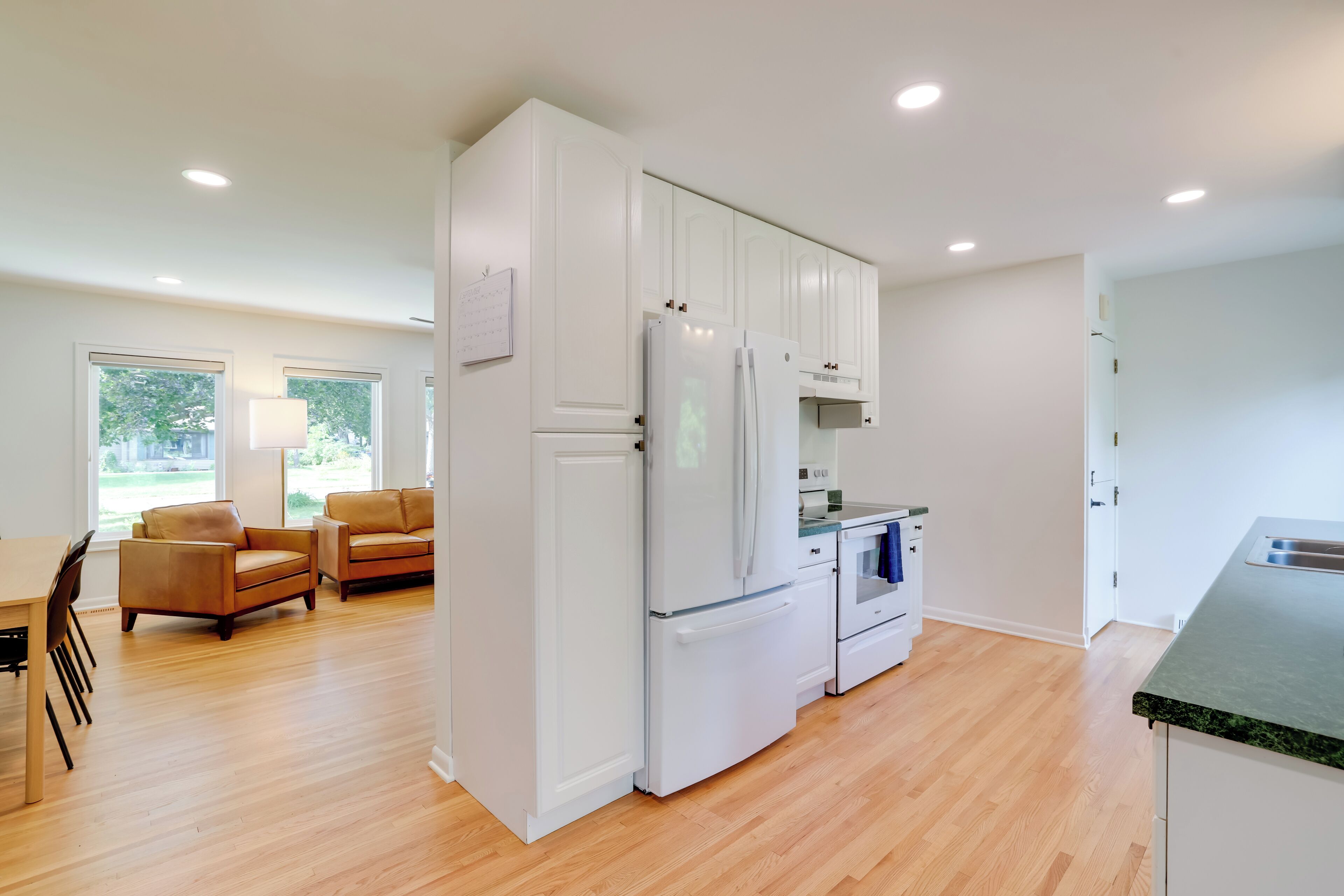 Kühlschrank, Mikrowelle, Herdplatte, Geschirrspüler