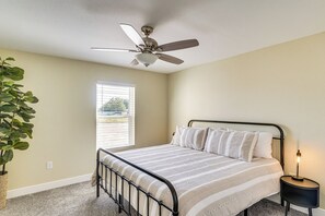 4 bedrooms, iron/ironing board, internet, bed sheets