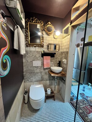 Douche, sèche-cheveux, serviettes fournies, savon