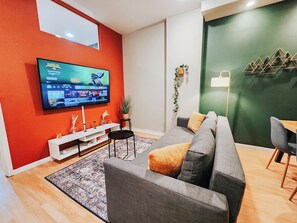 Smart TV - Convention / 3 King Beds / Jet Shower / 65" TV (Philadelphia)