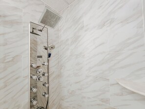 Dusche, Haartrockner, Handtücher, Seife