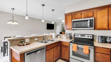 KĂŒhlschrank, Mikrowelle, Ofen, Herdplatte