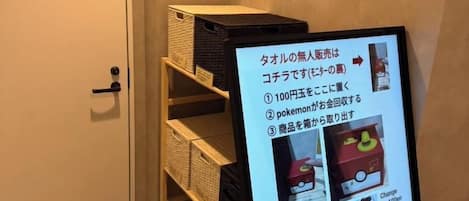 Una pantalla digital con texto e imágenes, presumiblemente con fines informativos.