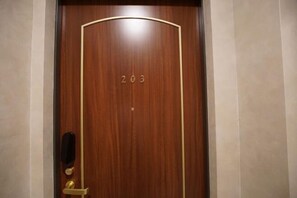 Soundproofing, cribs/infant beds - Marukou Hotel (Tokyo)