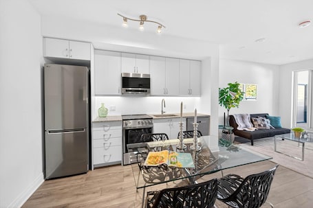 Refrigerador con freezer, microondas, horno, placa de cocina