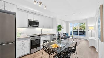 ํ๋ฆฌ๋ฏธ์ ์ํํธ, ์นจ์ค 2๊ฐ, ์๋ด ์ ๋ง | ์ ์ฉ ์ฃผ๋ฐฉ | ๋์ฉ๋ ๋์ฅ๊ณ , ์ ์๋ ์ธ์ง, ์ค๋ธ, ์ฟกํ