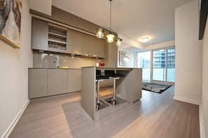 Full-sized fridge, microwave, oven, stovetop