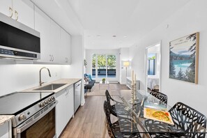 Premium Apartment, 2 Bedrooms, City View | Private kitchen