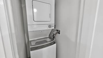 Premium-huoneisto, 2 makuuhuonetta, kaupunkinäköala | Kylpyhuone | Ilmaiset hygieniatuotteet, hiustenkuivaaja, pyyhkeet, saippua