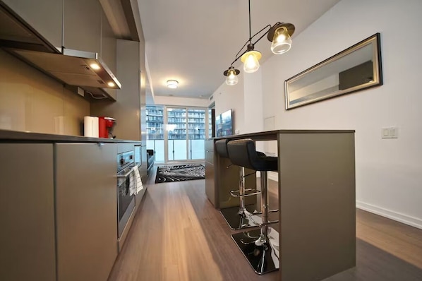 Full-sized fridge, microwave, oven, stovetop