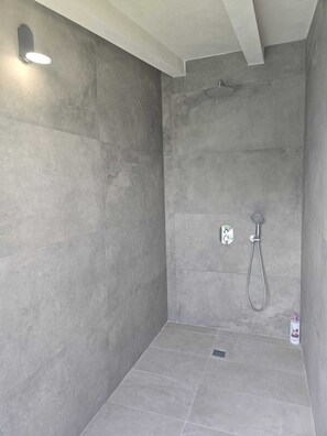 Secadora de cabello, toallas, jabón, papel de baño 