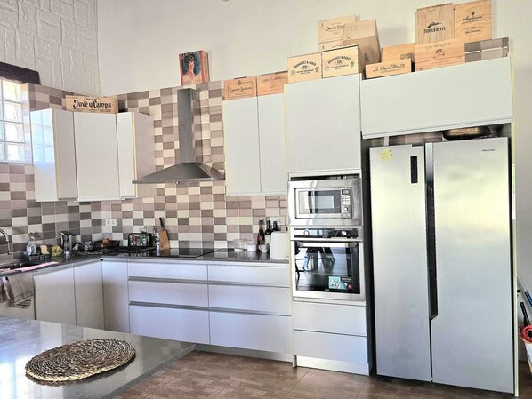 Microondas, horno y placa de cocina