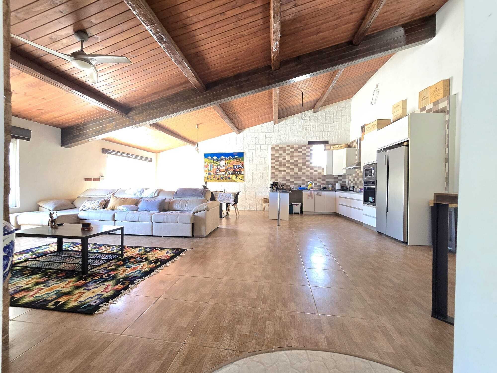 Een televisie en een open haard