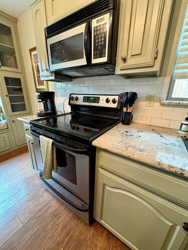 Cozy 2 Bed/2 Bath House with Fenced Yard