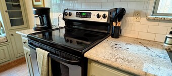 Cozy 2 Bed/2 Bath House with Fenced Yard