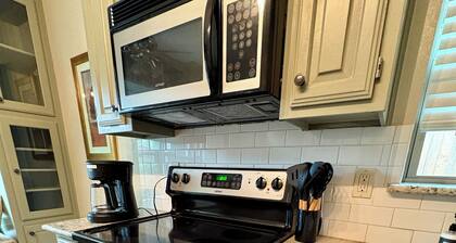 Cozy 2 Bed/2 Bath House with Fenced Yard