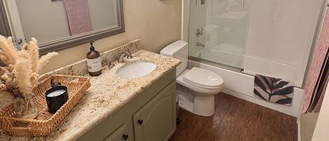 Secadora de cabello, toallas, jabón, papel de baño