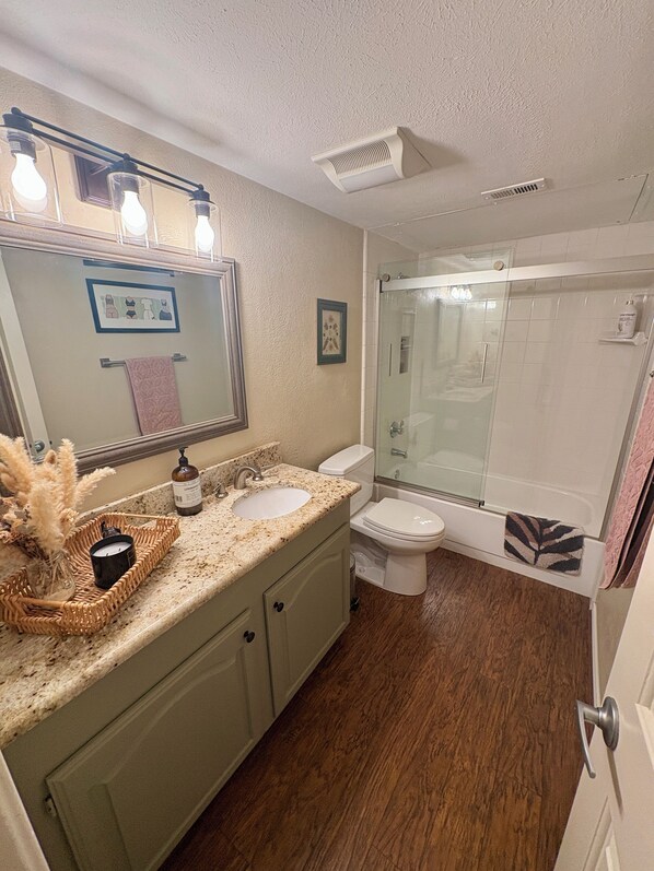 Sèche-cheveux, serviettes fournies, savon, papier toilette