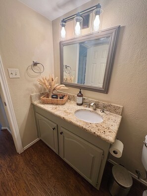 Sèche-cheveux, serviettes fournies, savon, papier toilette