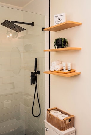 Shower, hair dryer, towels, soap. Private room with bathroom, Wi-Fi and parking-near FIU and Dolphin Mall