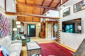TV, books - Lake Margaret Access: Boho Log Cabin w/ Backyard (Duvall)